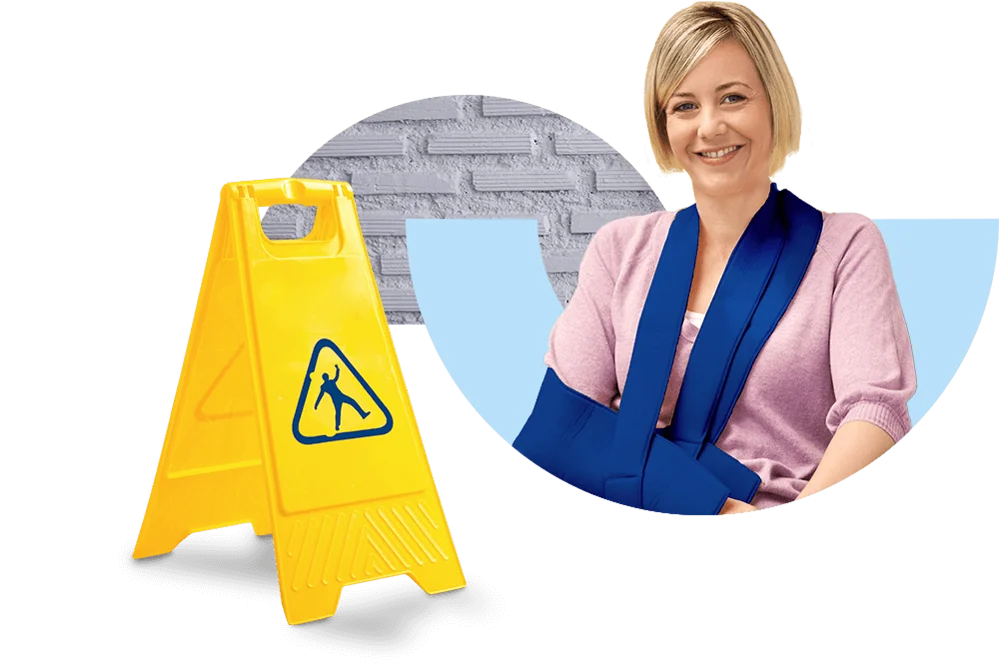 Lächelnde Dame mit einem gebrochenen Arm und einer Armschlinge neben einem "Vorsicht glatt" Warnschild