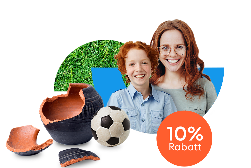 Mutter mit Sohn neben einem Fußball und einer zerbrochenen schwarzen Vase und einem orangen 10 % Rabatt Störer