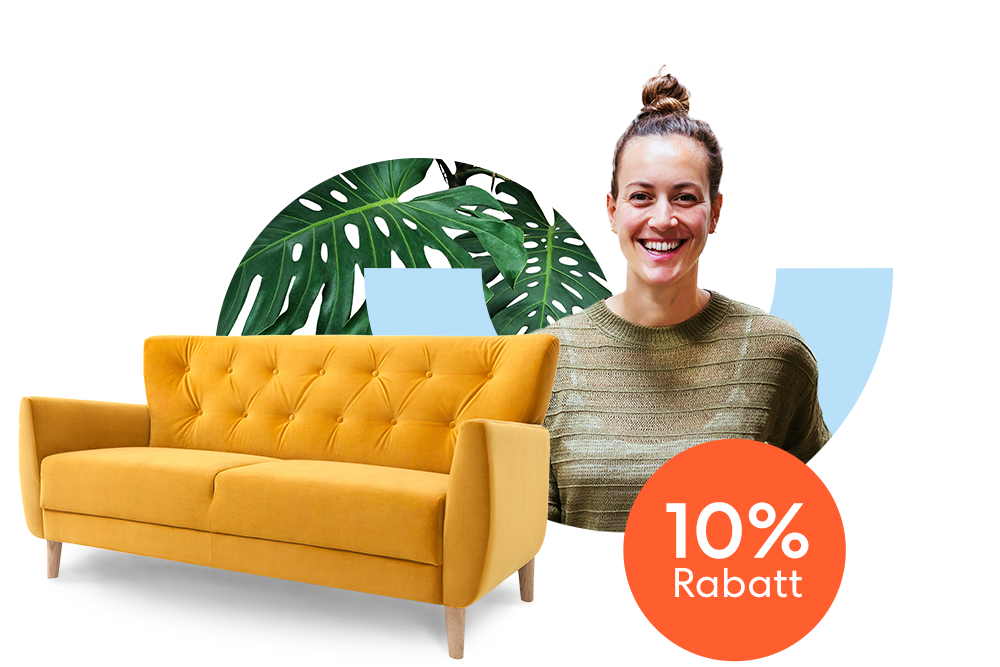 Junge lachende Frau neben einem gelben Sofa und einem orangen 10 % Prozent Rabatt Störer