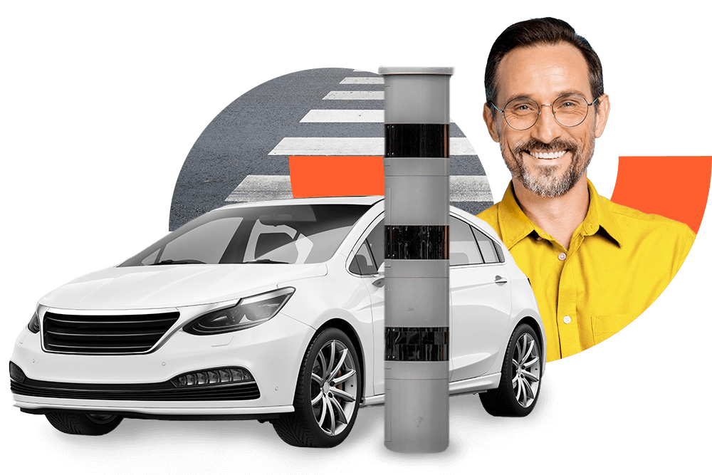 Lächelnder Mann neben einem weißen Elektroauto und einem Blitzer