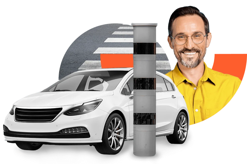 Lächelnder Mann neben einem weißen Elektroauto und einem Blitzer