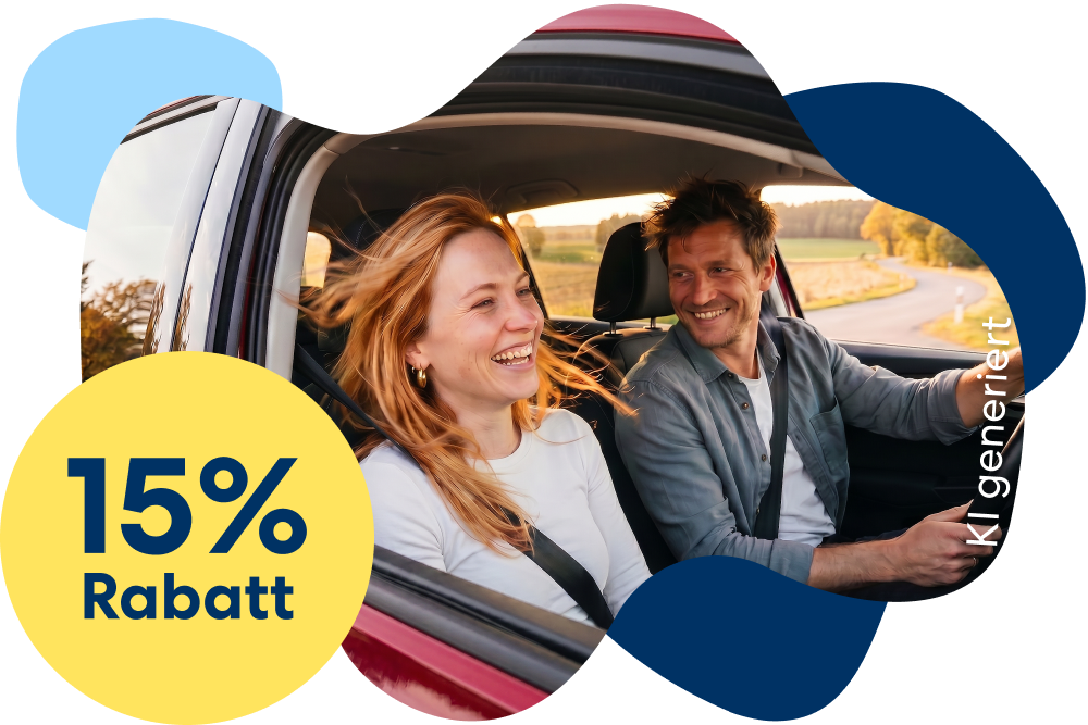 Ein junges Paar sitzt im Auto und lacht | DA Direkt Autoversicherung