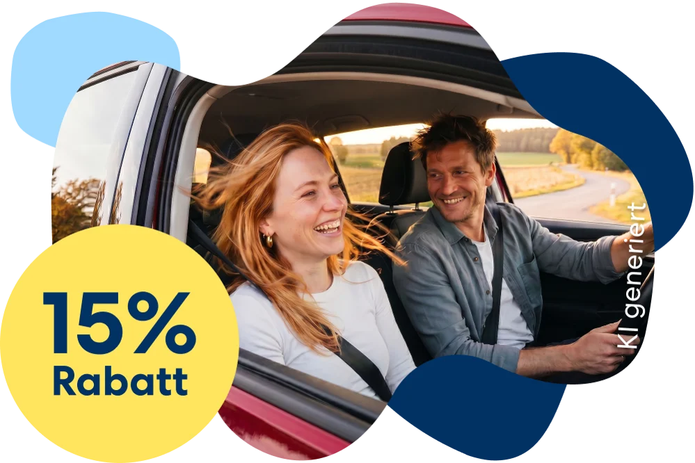 Ein junges Paar sitzt im Auto und lacht | DA Direkt Autoversicherung
