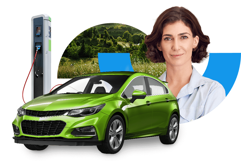 Lächelnde Frau neben einem grünen E-Auto oder Plug-in-Hybridfahrzeug an einer Ladesäule