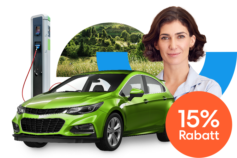 Lächelnde Frau neben einem grünen E-Auto oder Plug-in-Hybridfahrzeug an einer Ladesäule und einem orangen 15 % Prozent Rabatt Störer