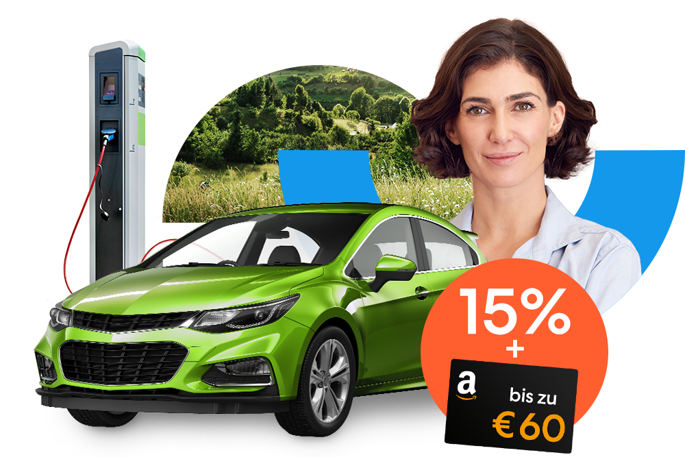 Lächelnde Frau neben einem grünen E-Auto oder Plug-in-Hybridfahrzeug an einer Ladesäule und einem orangen 15 % Prozent Rabatt Störer mit einem bis zu 60€ Amazon-Gutschein