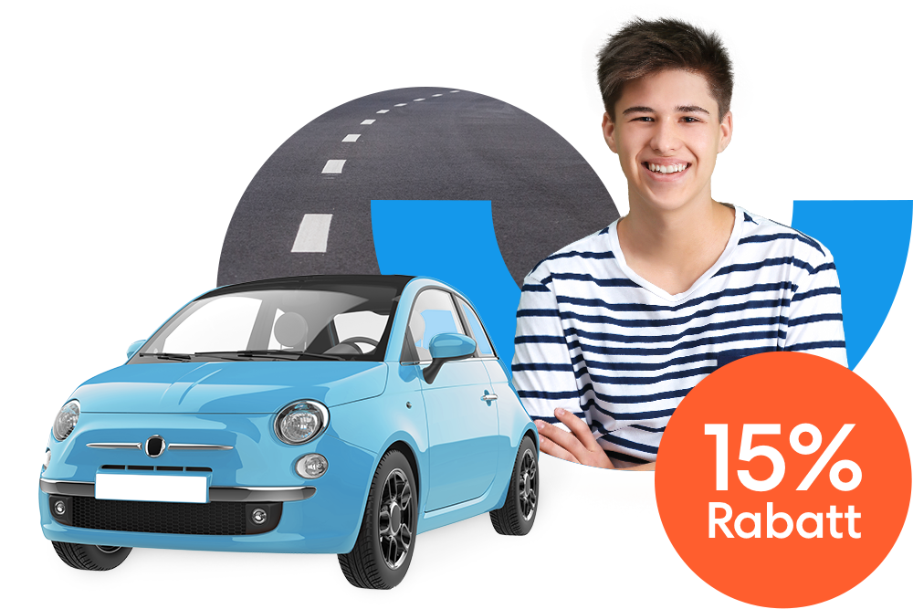 Lächelnder junger Mann neben einem hellblauen Kleinwagen und einem orangen 15 % Prozent Rabatt Störer