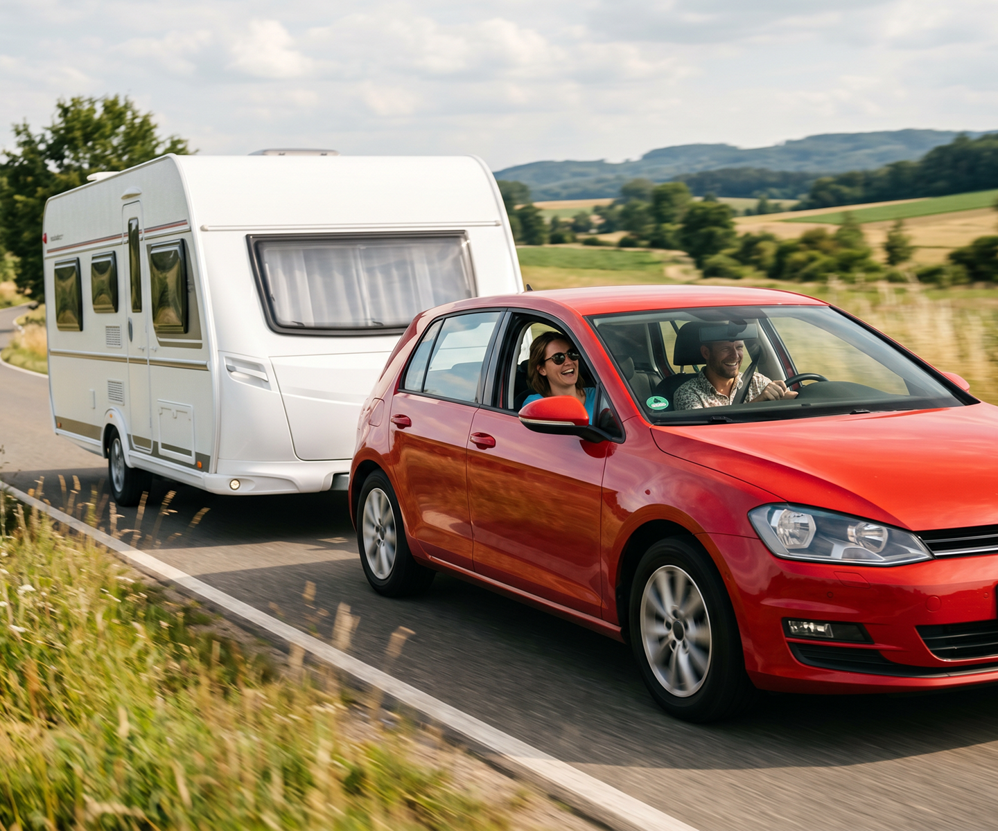 Ein Wohnwagen-Gespann auf einer Landstraße | DA Direkt Wohnwagenversicherung