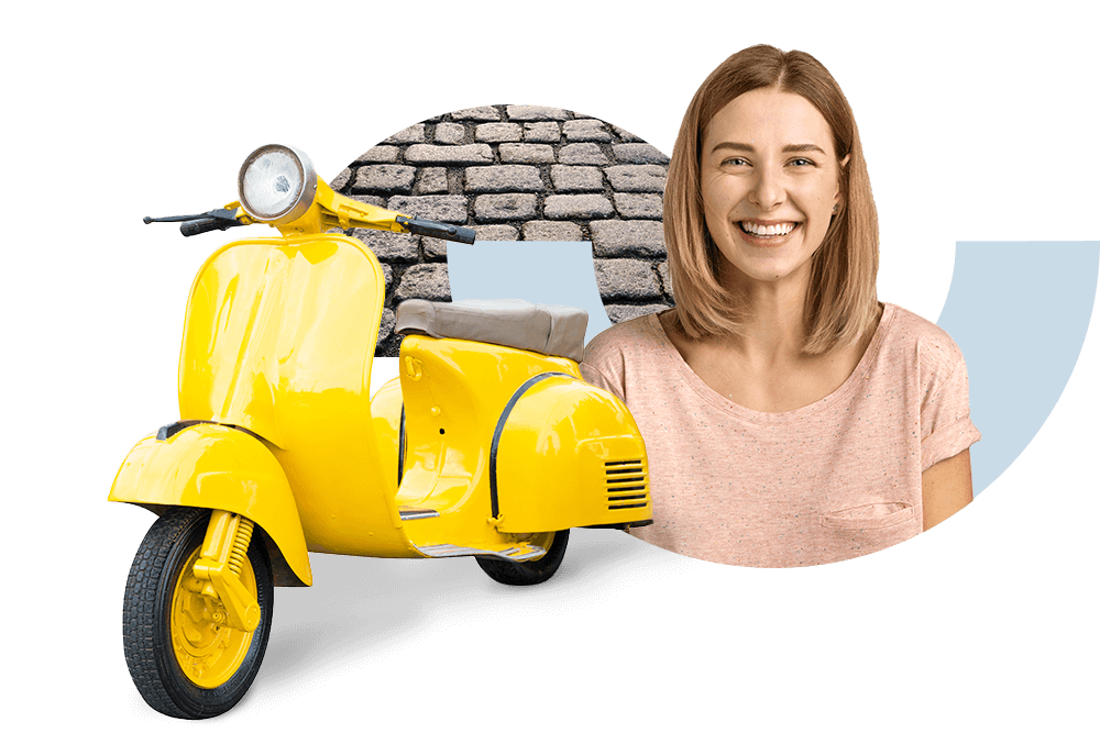 Lächelnde junge Frau neben einem gelben Motorroller