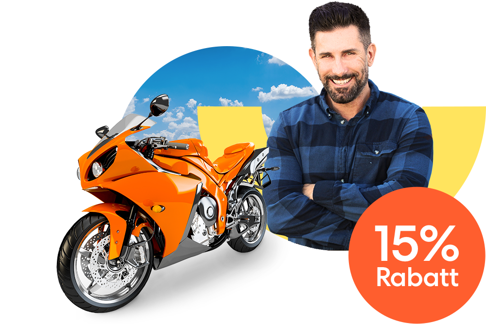 Lächelnder Mann neben einem orangen Motorrad und einem orangen 15 % Rabatt Störer