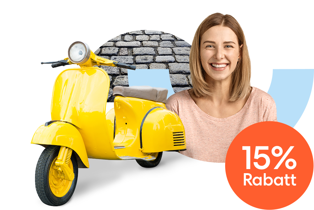 Lächelnde junge Frau neben einem gelben Motorroller und einem orangen 15 % Rabatt Störer