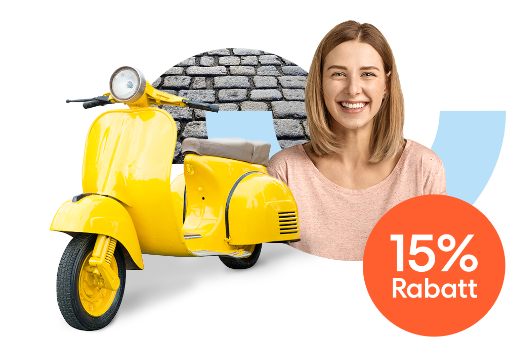 Lächelnde junge Frau neben einem gelben Motorroller und einem orangen 15 % Rabatt Störer