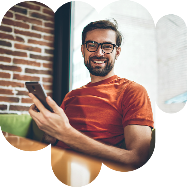 Man mit Brille möchte eine Brillenversicherung abschließen