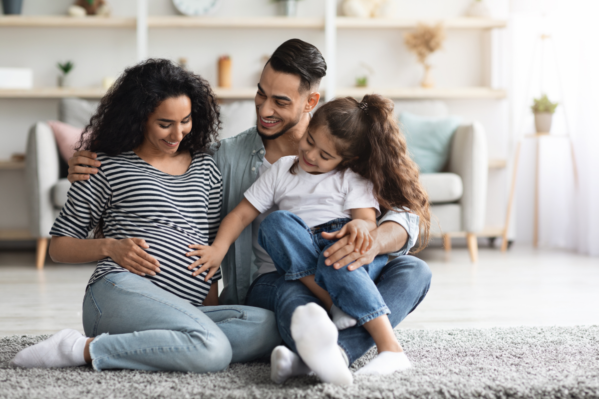 Junge Familie freut sich auf ihr zweites Kind.