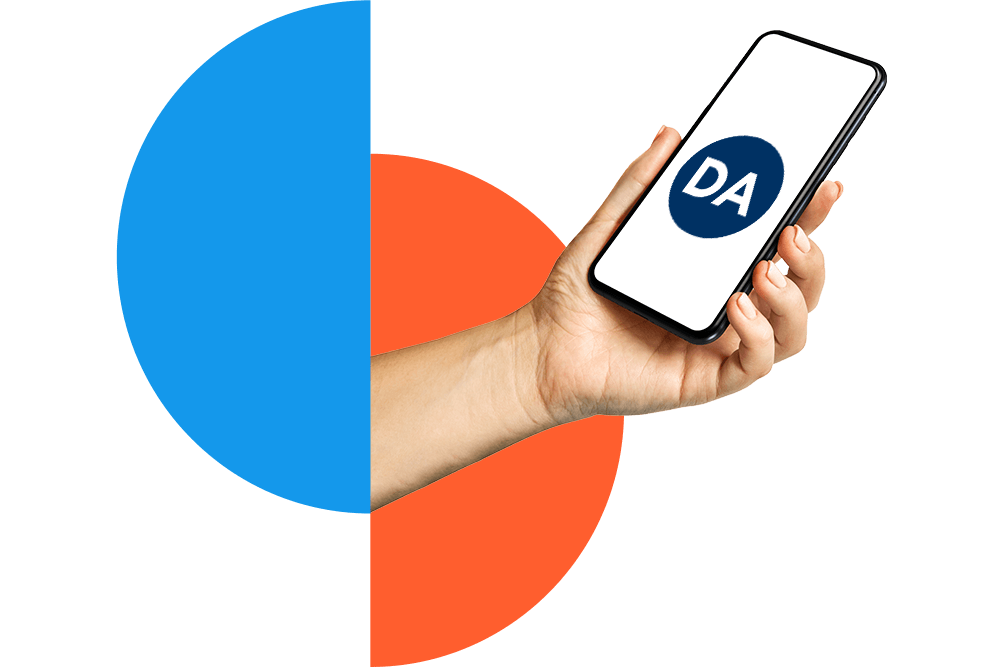 Smartphone in der Hand: DA Direkt Kfz-Versicherung online abschließen