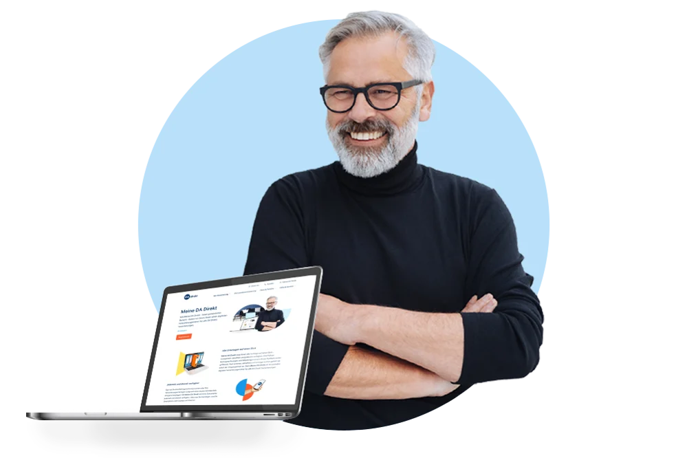 Meine DA Direkt Lächelnder Mann mit verschränkten Armen hinter einem geöffneten Laptop