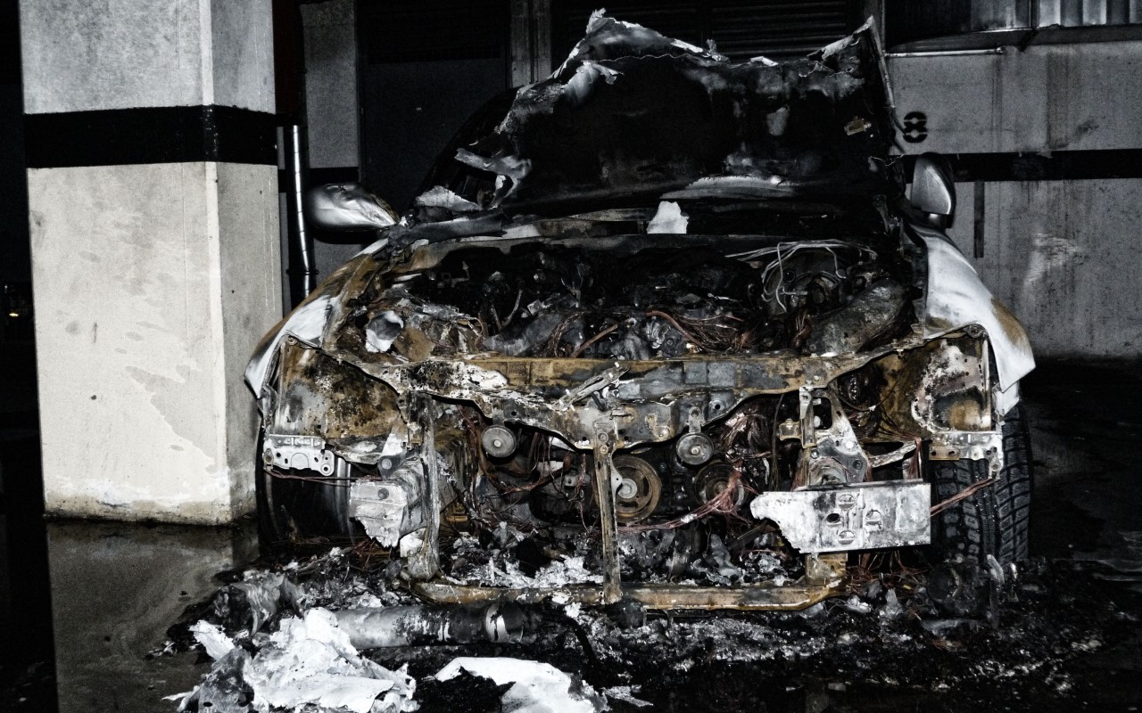 Entsteht Tiefgaragenbrand durch ein Auto, ist meist die Kfz-Versicherung des Halters zahlungspflichtig.