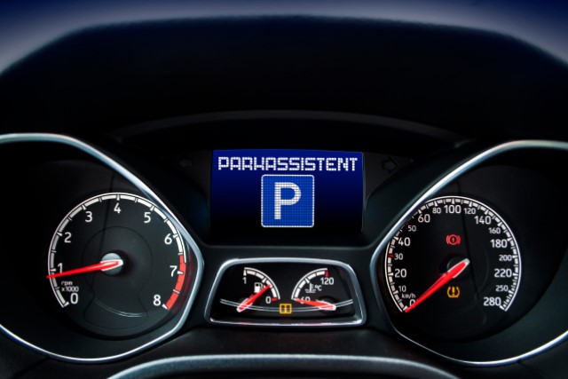 Ein Parkassistent ist vor allem in Städten mit wenigen und / oder engen Parkplätzen hilfreich.