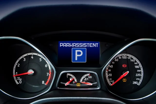Ein Parkassistent ist vor allem in Städten mit wenigen und / oder engen Parkplätzen hilfreich.