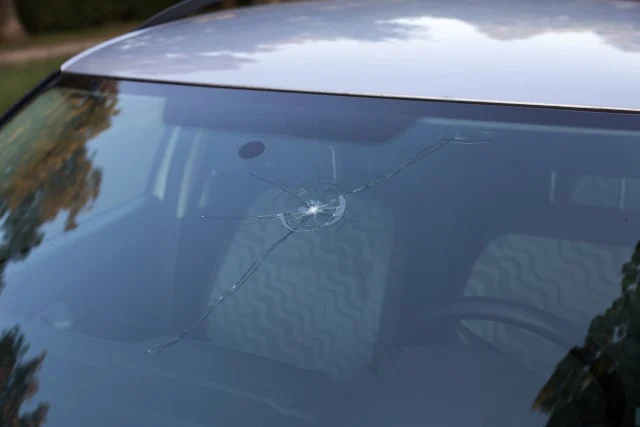 Steinschlag-Schaden an der Windschutzscheibe: Kfz-Haftpflicht und Teilkasko schützen.