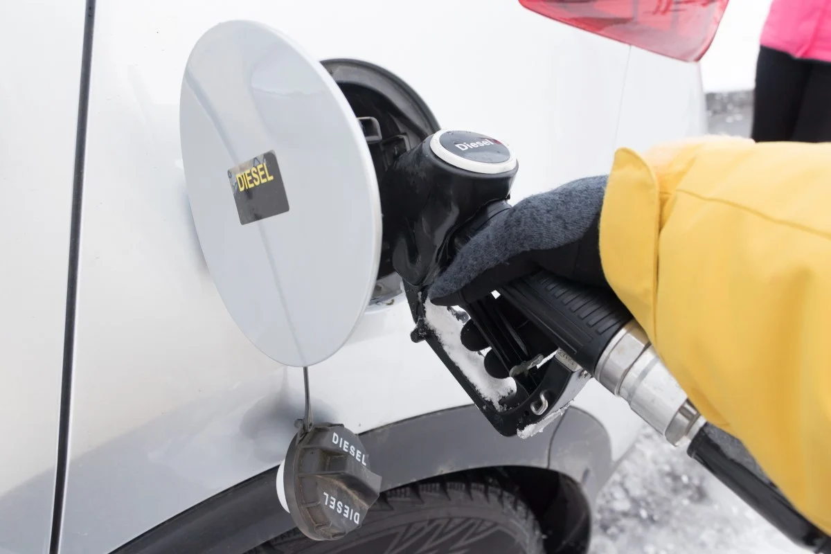 Dieselfahrzeuge werden bei winterlichen Temperaturen mit Winterdiesel getankt.