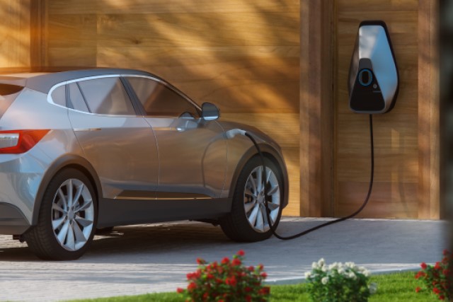 Eine Inspektion des E-Autos trägt zu den Unterhaltskosten bei.