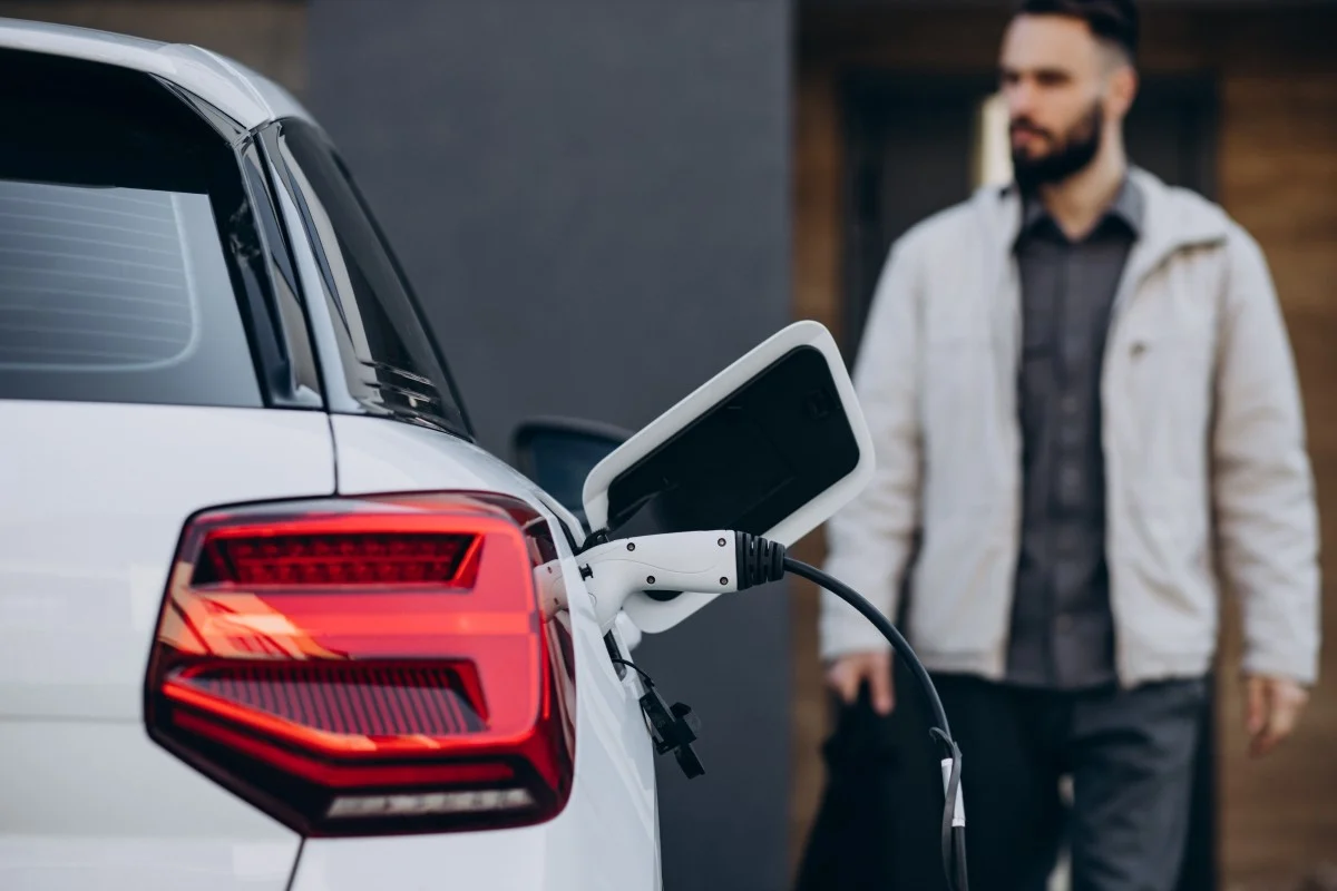 Ein E-Auto wird geladen