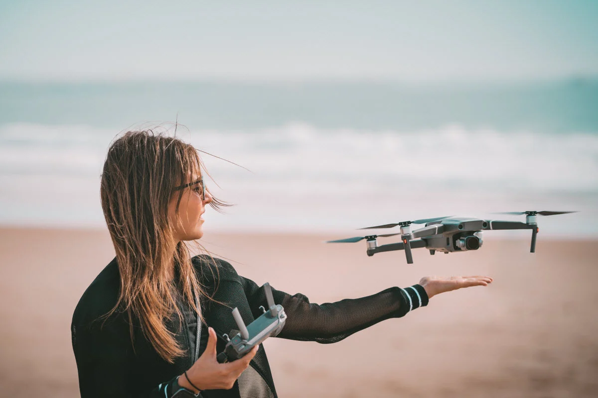 Hobbypilotin lässt Drohne steigen. Unbedingt vorher an die Drohnenversicherung denken