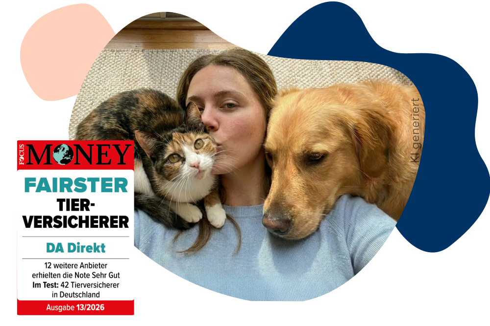 Eine Katze und ein Hund liegen auf der Schulter einer Frau.