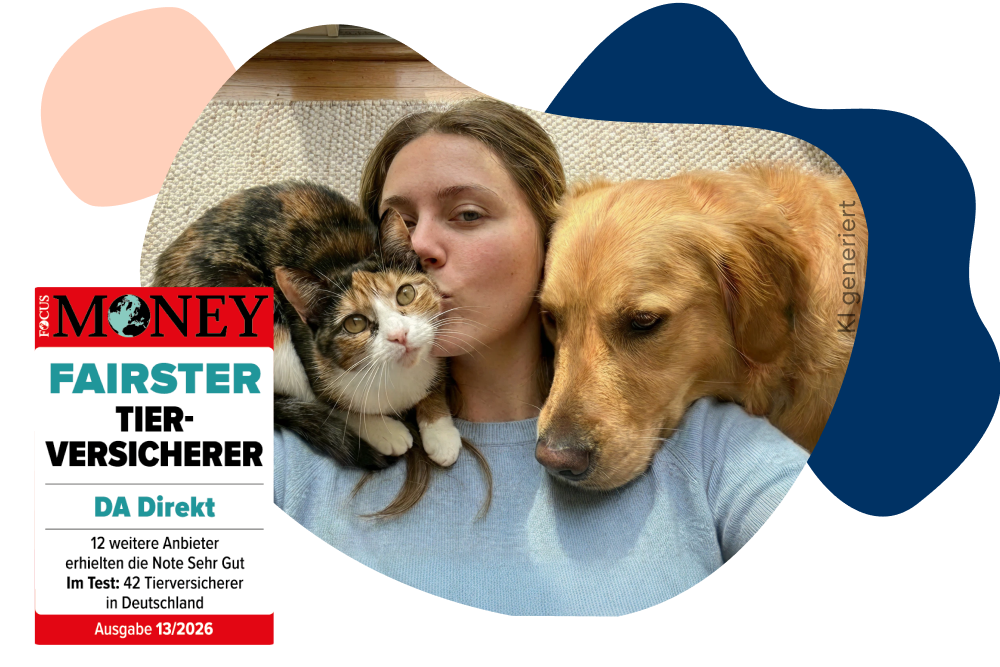 Eine Katze und ein Hund liegen auf der Schulter einer Frau.