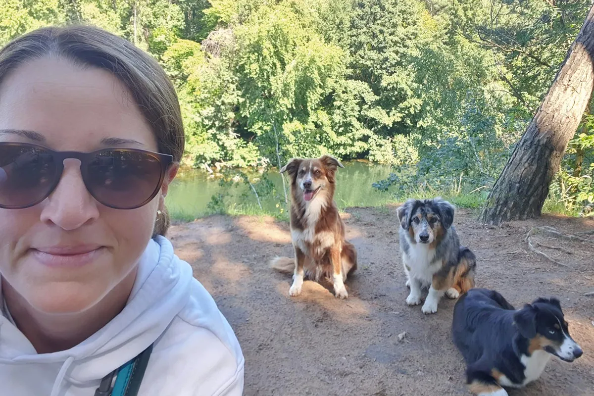 Carolina Bauer mit ihren drei Australian Shepherd Hündinnen