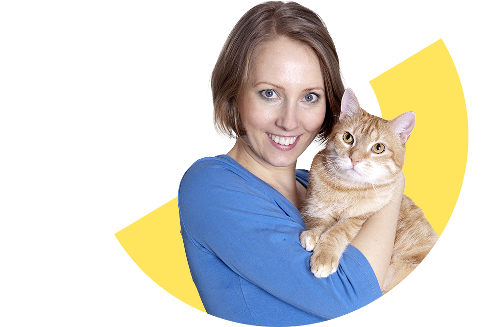 Frau trägt glücklich ihre Katze