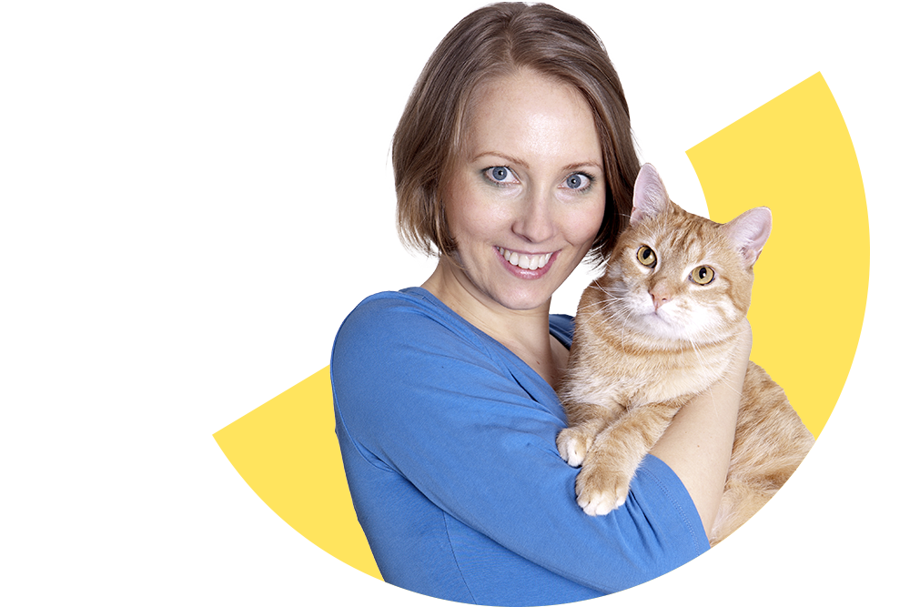 Frau trägt glücklich ihre Katze