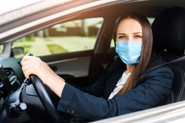 Darf man in Corona-Zeiten zu dritt im Auto fahren? Das hängt von der Anzahl der Haushalte ab.