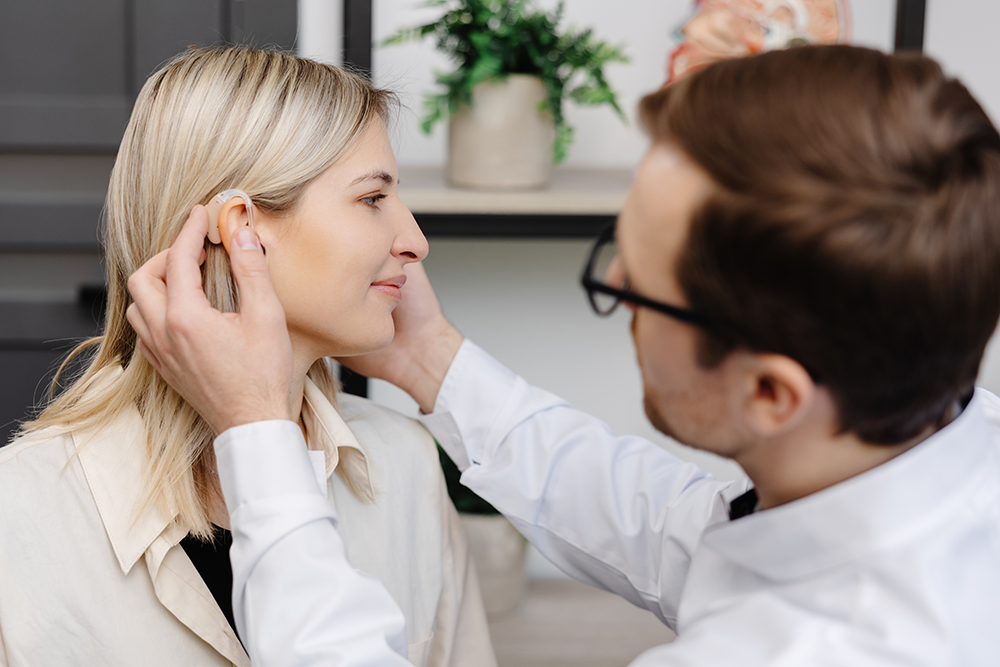 Krankenkassen zahlen oft nur Basismodelle der Hörgeräte.