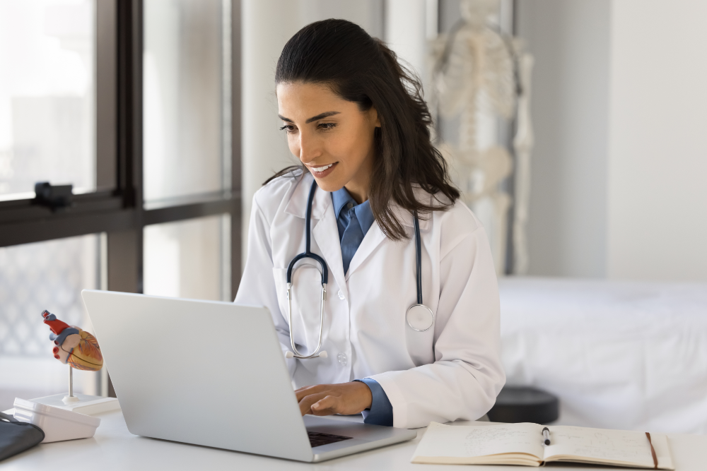 Im Krankenhaus ist die elektronische Patientenakte hilfreich.