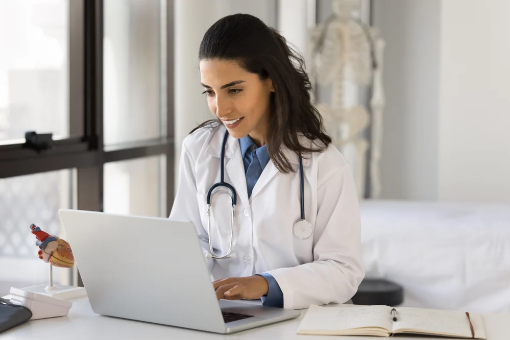 Im Krankenhaus ist die elektronische Patientenakte hilfreich.