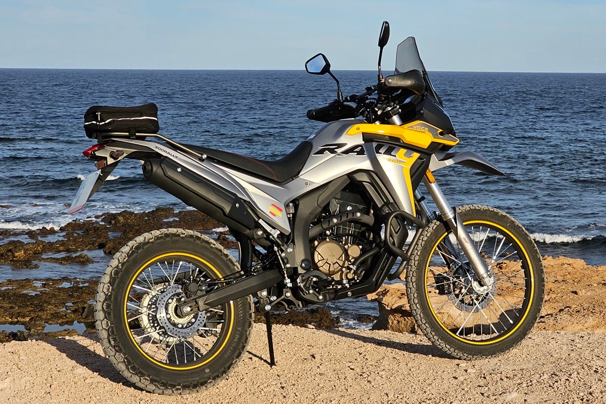 Das chinesische Motorrad der Marke Voge mit 300 Rally-Motor steht an einem Strandabschnitt.