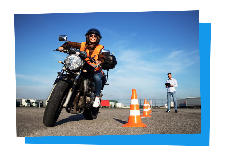 Motorradführerscheinstunde auf Trainingsplatz