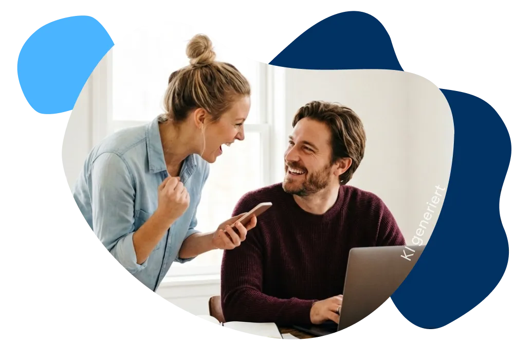 Eine Frau und ein Mann sitzen gemeinsam am Tisch, schauen auf einen Laptop und besprechen etwas und freuen sich.