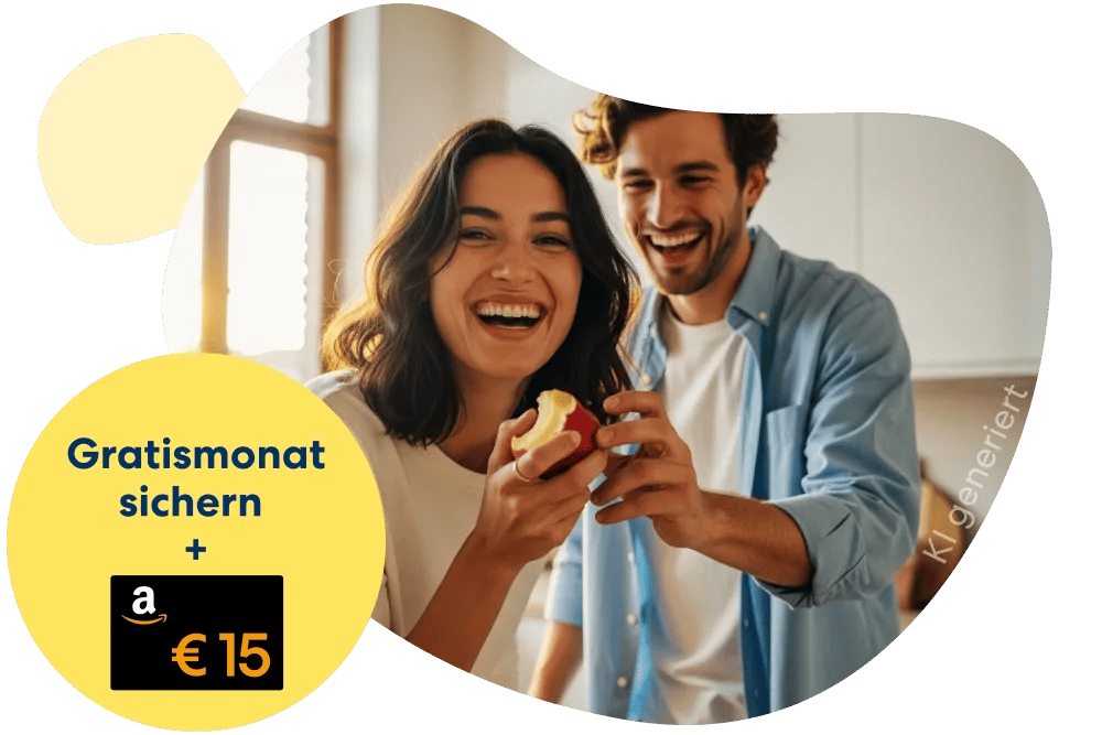 Ein Mann und eine Frau stehen in einer hellen Küche, daneben ein gelber Kreis mit Text „Gratismonat sichern + Amazon €15“.