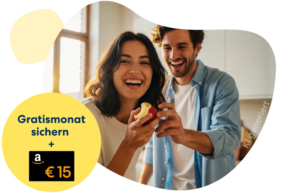 Ein Mann und eine Frau stehen in einer hellen Küche, daneben ein gelber Kreis mit Text „Gratismonat sichern + Amazon €15“.