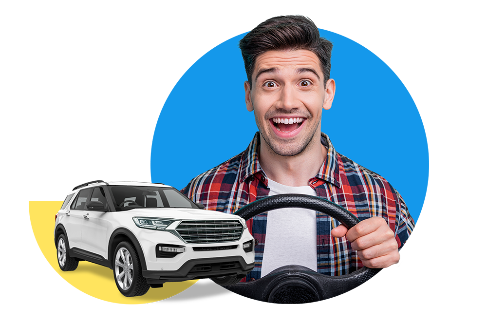 Lächelnder Mann mit Lenkrad in der Hand und kleinem Auto daneben