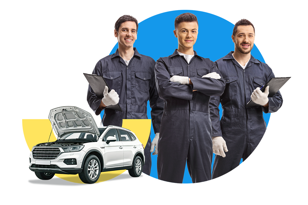 Drei Kfz-Mechaniker mit kleinem Auto daneben