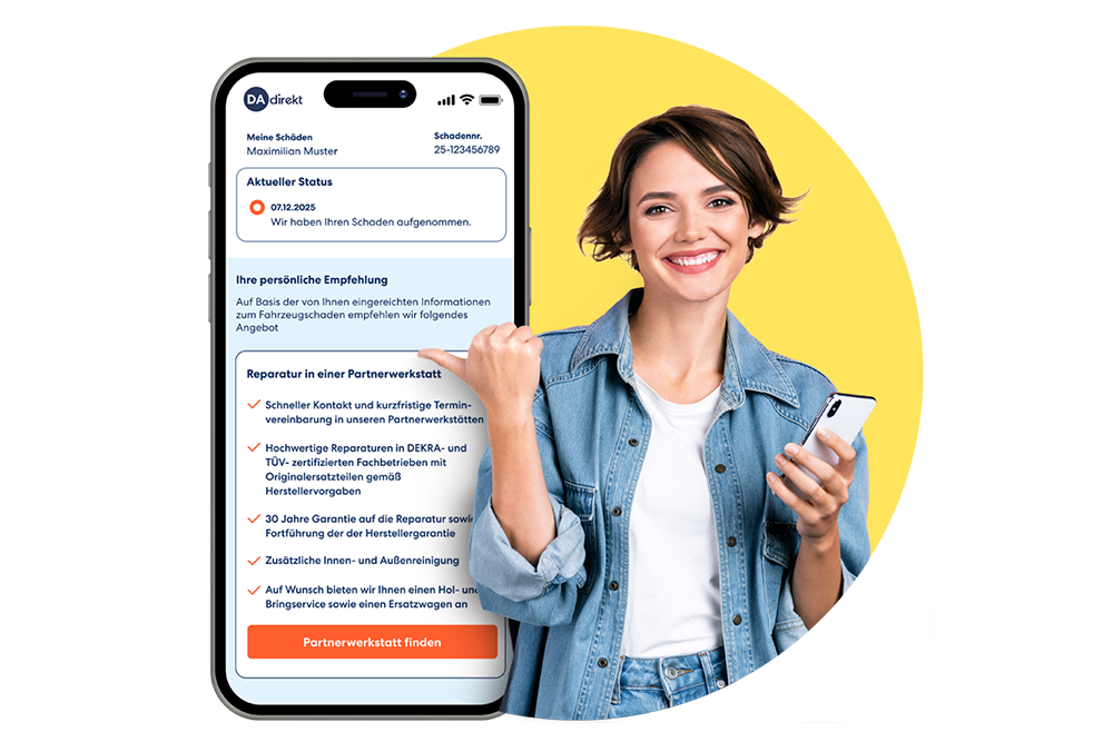 Lächelnde Frau zeigt auf die Service-App Werkstatt-Booking