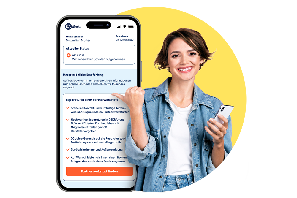 Lächelnde Frau zeigt auf die Service-App Werkstatt-Booking