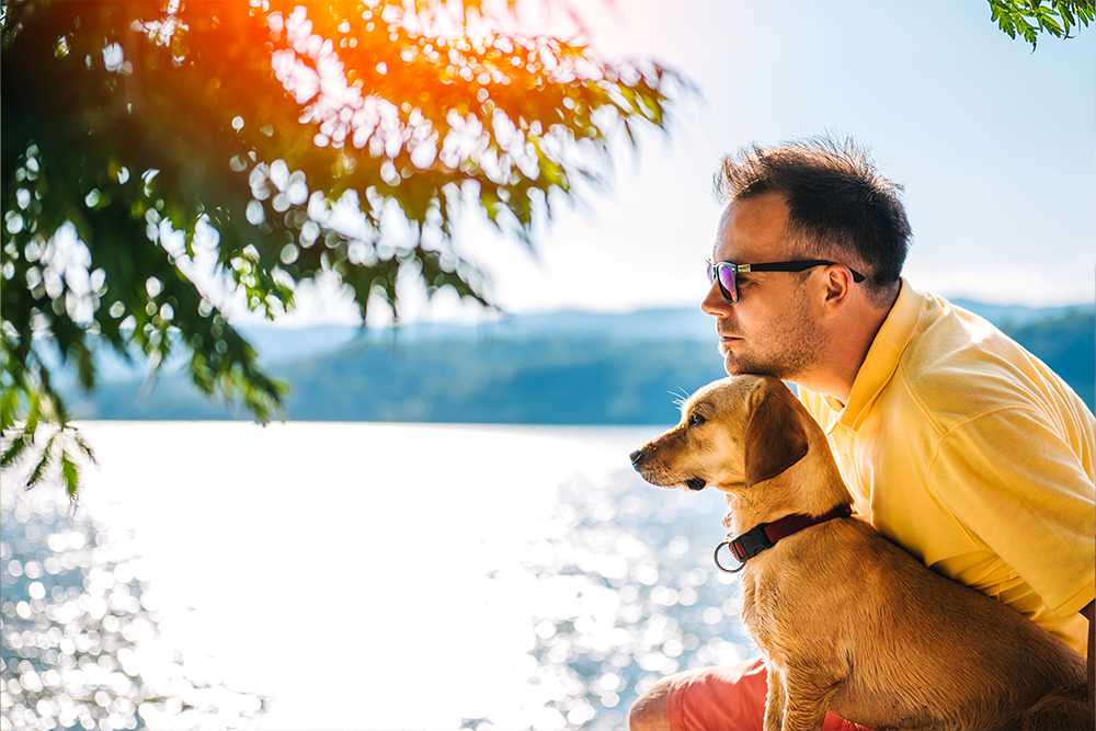 familienvater-mit-hund-am-see