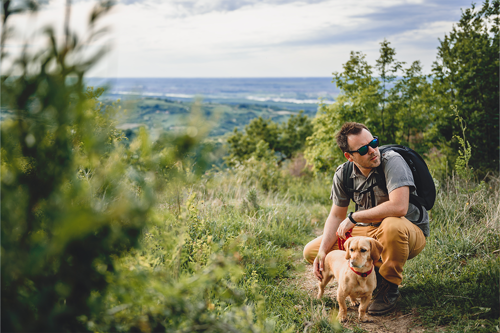 familienvater-mit-hund-in-der-natur