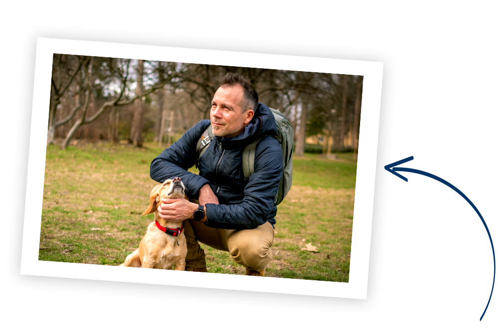 familienvater-mit-hund-in-der-natur