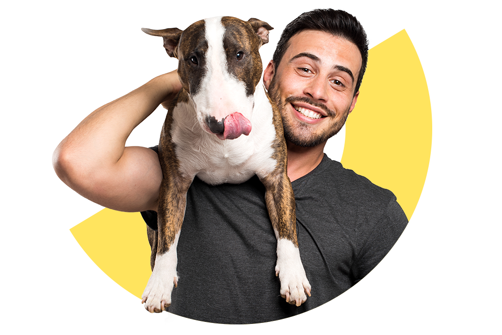 Mann trägt glücklich seinen Hund.